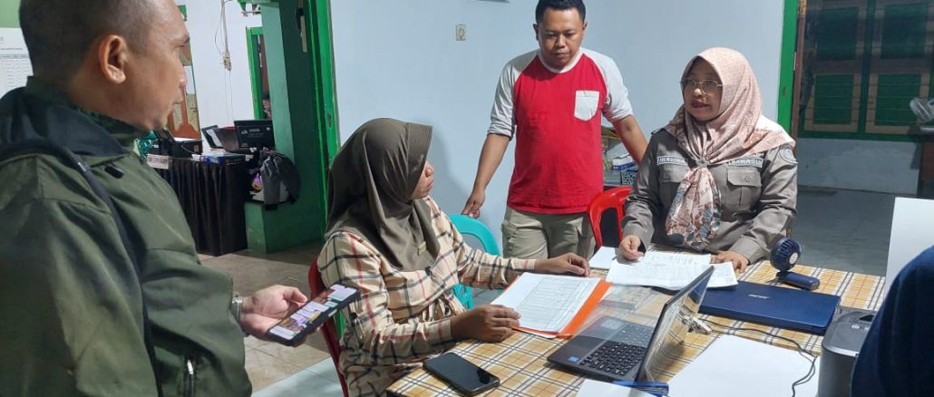 Anggota Bawaslu Kota Gorontalo Herlina Antu saat melakukan supervisi terkait persiapan pengawasan Rekap DPHP tingkat Kelurahan bertempat di Panwas Kecamatan Kota Barat pada Jumat (2/8)