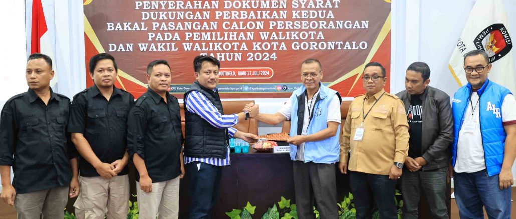Ketua Bawaslu Kota Gorontalo Sukrin Saleh Taib awasi Tahapan penyerahan dokumen syarat dukungan perbaikan bakal pasangan calon perseorangan pada Pemilihan Walikota dan Wakil Walikota Tahun 2024 bertempat di Kantor KPU Kota Gorontalo (17/7/2024)