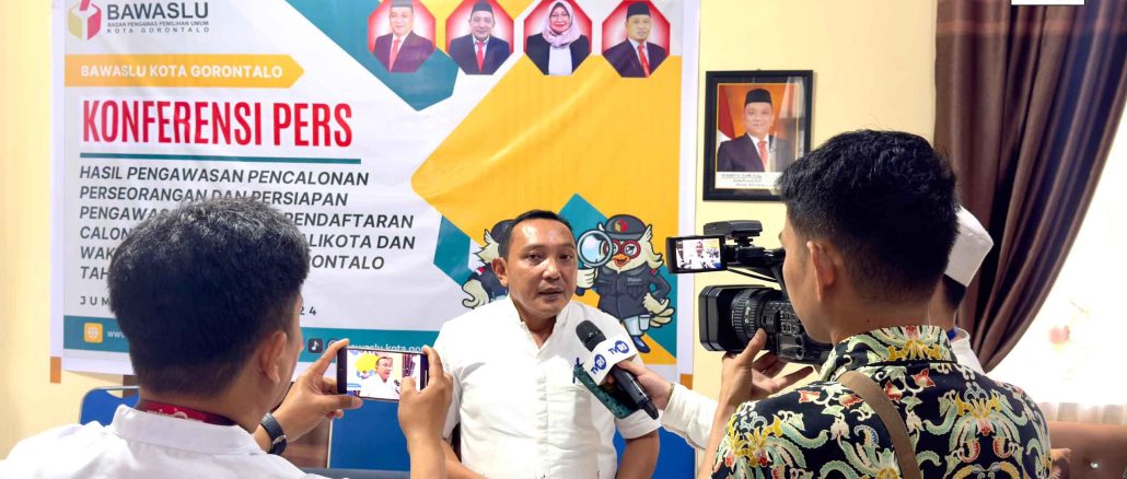 Anggota Bawaslu Kota Gorontalo Erman Katili saat diwawancarai oleh media bertempat di Kantor Bawaslu Kota Gorontalo pada Jumat (23/8/2024)