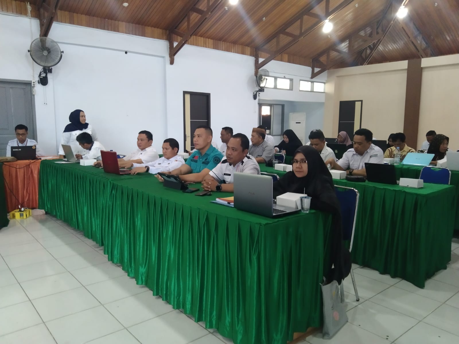 BAWASLU KOTA GORONTALO HADIRI RAPAT PENGANDALIAN PELAKSANAAN PROGRAM/KEGIATAN DAN ANGGARAN TRIWULAN III TAHUN 2023 DAN RAPAT PEMBAHASAN KETIGA KEBUTUHAN PENDANAAN PEMILIHAN KEPALA DAERAH SERENTAK TAHUN 2024