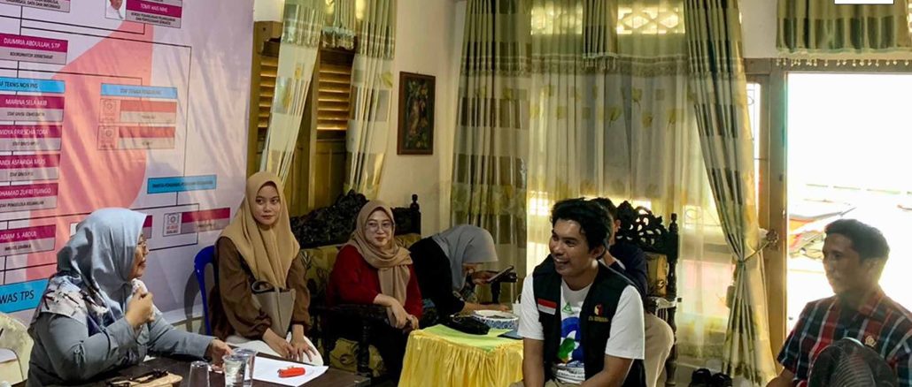 Anggota Bawaslu Kota Gorontalo Herlina Antu saat memberikan arahan terkait dengan pengawasan masa tanggapan DPS bertempat di Kantor Panwas Kecamatan Kota Selatan pada Senin (26/8/2024)