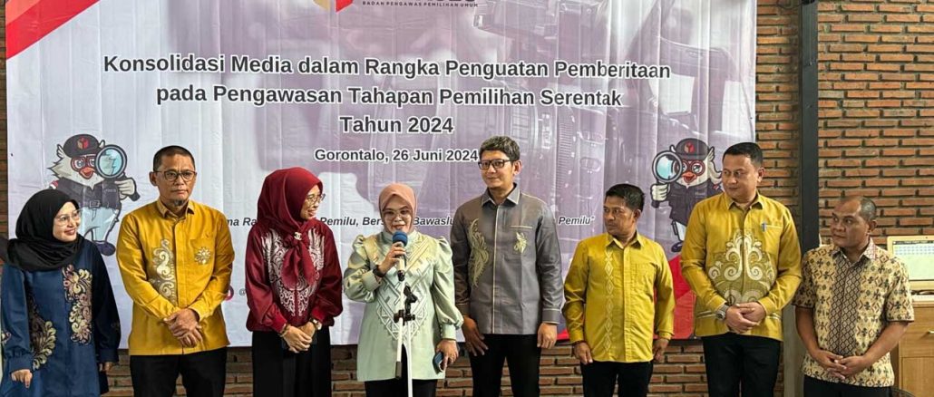 Foto bersama saat Anggota Bawaslu RI Lolly Suhenty (tengah) bersama Pejabat stuktural Sekretariat Jenderal Bawaslu RI, Anggota Bawaslu Provinsi Gorontalo, tenaga Ahli Bawaslu RI dan Pejabat Stuktural Sekretariat Bawaslu Provinsi Gorontalo bertempat di Roemah Marly pada Rabu (26/6)