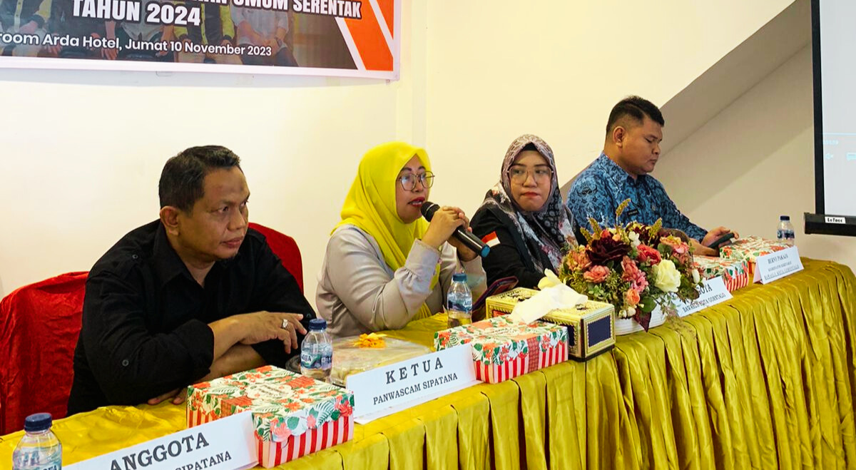 Saat Membuka Kegiatan, Herlina Ingatkan 2 hal Kepada Pengawas Ad-Hoc Di Lingkungan Kecamatan Sipatana