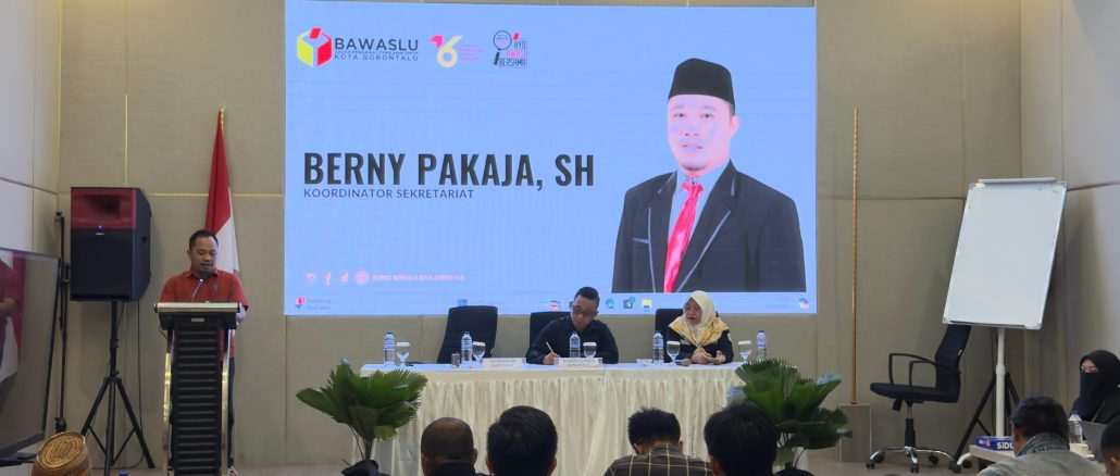 Koordinator Sekretariat Bawaslu Kota Gorontalo Berny Pakaja saat memberikan laporan kegiatan pada pelaksanaan sosialisasi Pengawasan Partisipatif kepada Media dan Pemantau Pemilu bertempat di Yulia Hotel Kota Gorontalo pada Sabtu (3/8)