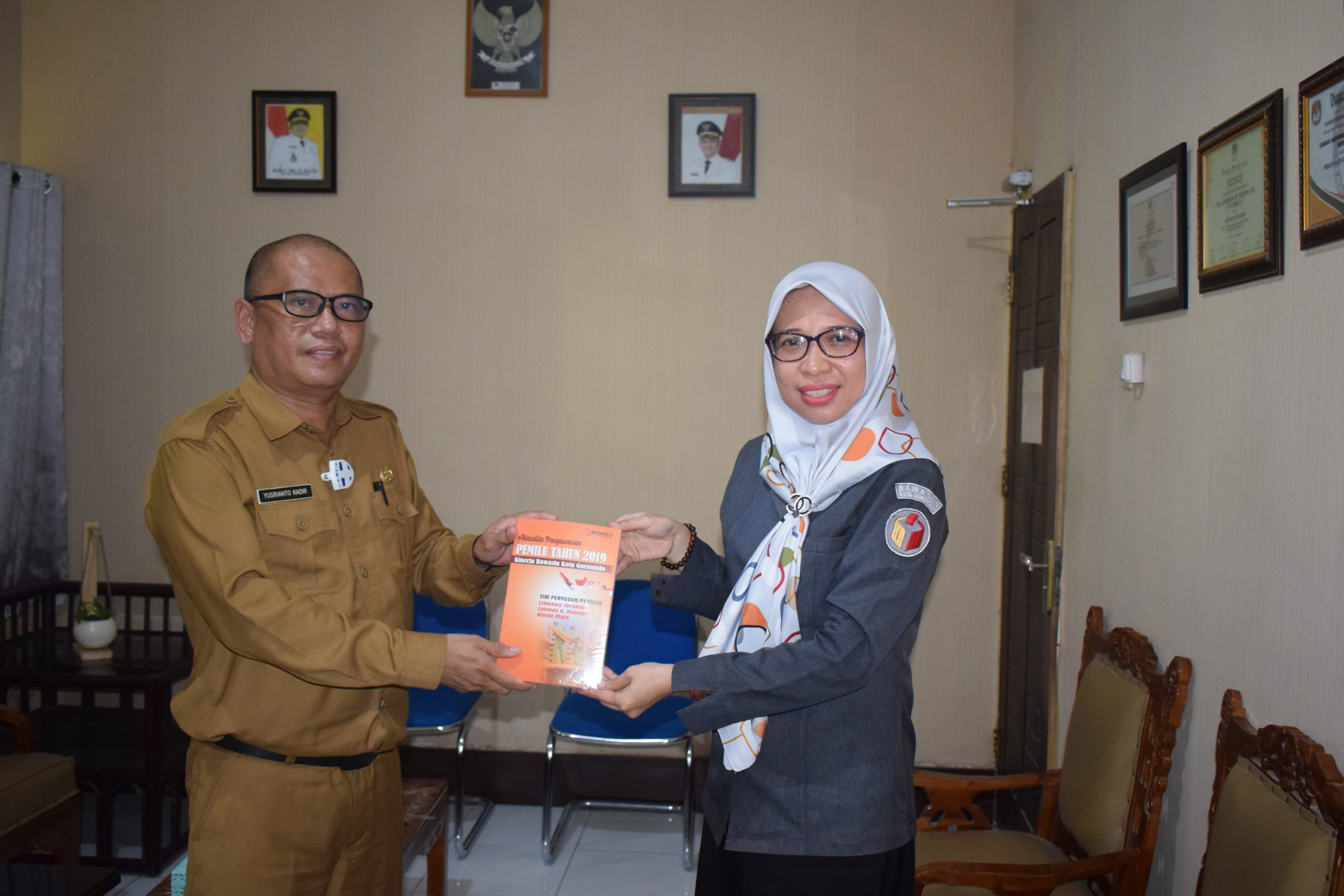 SELAIN KOORDINASI DATA PEMILIH, BAWASLU TURUT SERAHKAN SECARA SIMBOLIS BUKU KINERJA PENGAWASAN PEMILU 2019