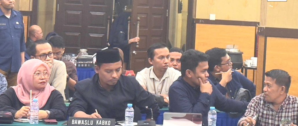 Anggota Bawaslu Kota Gorontalo (Kanan Foto) Herlina Antu hadiri rapat pleno terbuka rekapitulasi daftar Pemilih Sementara (DPS) tingkat Provinsi Gorontalo bertempat di Grand-Q Hotel Kota Gorontalo pada Sabtu (17/8/2024)