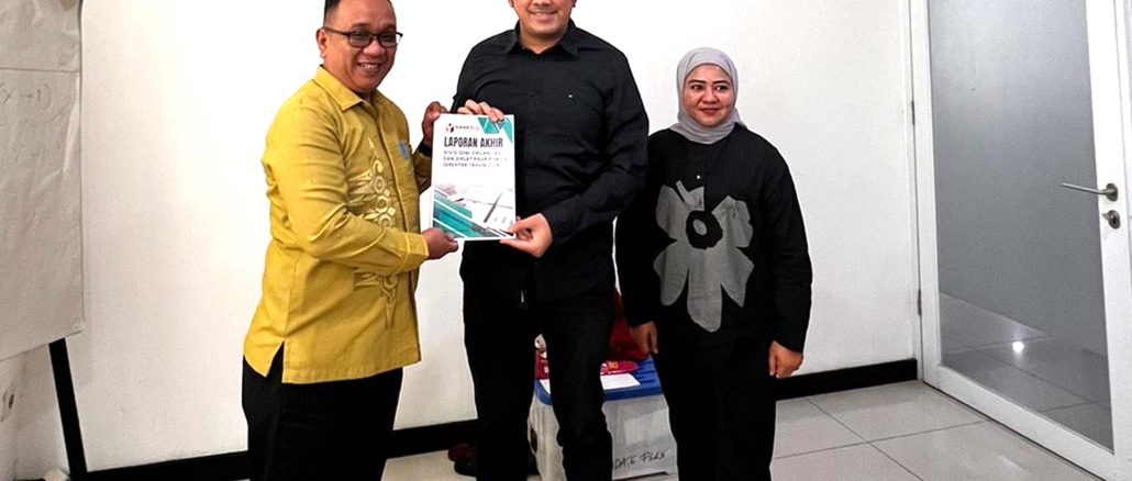 Ketua Bawaslu Kota Gorontalo Sukrin Saleh Taib didampingi staf Sekretariat Sampaikan Laporan Akhir Tahun Divisi Sumber Daya Manusia, Organisasi, dan Diklat Tahun 2024 bertempat di Kantor Bawaslu RI pada Kamis (25/7).