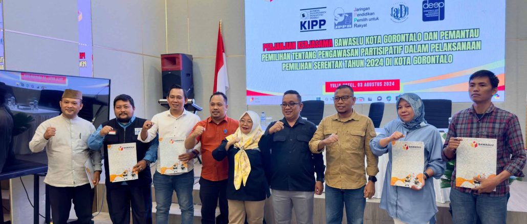 Foto Bersama Bawaslu Kota Gorontalo dan beberapa Lembaga Pemantau Pemilu pasca penandatanganan MoU terkait Pengawasan Partisipatif dalam Pemilihan serentak 2024 bertempat di bertempat di Hotel Yulia Kota Gorontalo pada Sabtu (3/8/2024).