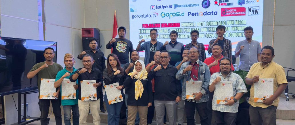 Foto Bersama Bawaslu Kota Gorontalo dan Media pasca penandatanganan MoU terkait publikasi pengawasan dalam Pemilihan serentak 2024 bertempat di bertempat di Hotel Yulia Kota Gorontalo pada Sabtu (3/8/2024).