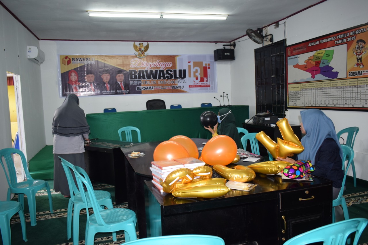 JELANG HUT BAWASLU, SEKRETARIAT ANTUSIAS DEKORASI RUANGAN ACARA