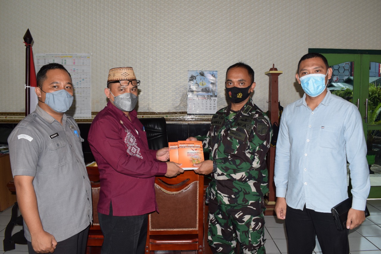 TAK HANYA KOORDINASI, BAWASLU KOTA GORONTALO SERAHKAN SECARA RESMI BUKU AKTUALITA PENGAWASAN KEPADA DANDIM 1304 KOTA GORONTALO