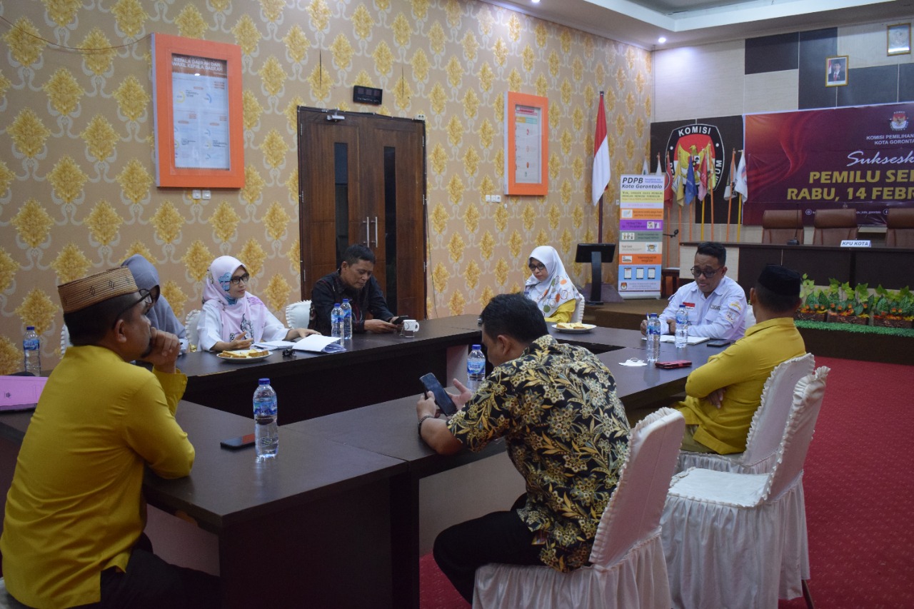 Bahas Hasil Pengawasan Data Pemilih, Bawaslu Kota Gorontalo Datangi KPU Kota Gorontalo