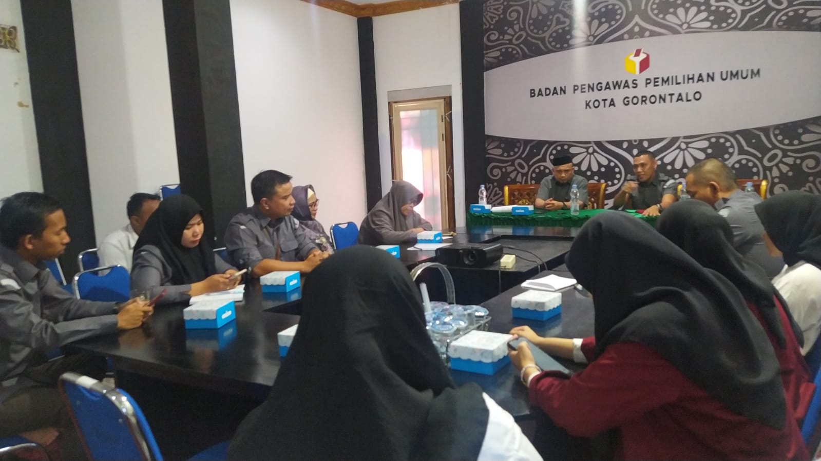 Dalam Rapat Internal, Anggota Bawaslu Kota Gorontalo Tekankan Kembali Mengenai Arsip Lembaga