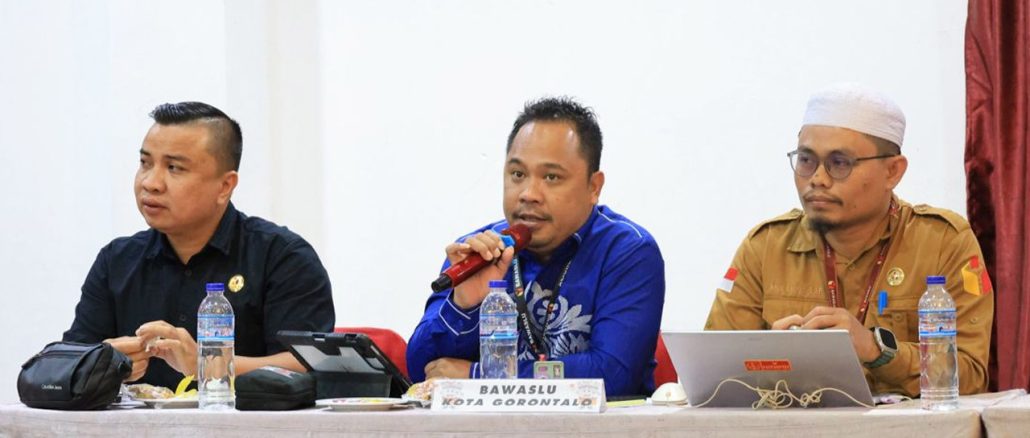 Koordinator Sekretariat Bawaslu Kota Gorontalo Berny Pakaja (Tengah) hadiri rapat koordinasi penyusunan daftar pemilih di lokasi khusus pada penyelenggaraan Pilkada 2024 yang diselenggarakan oleh KPU Kota Gorontalo bertempat di Damhil Hotel Kota Gorontalo pada Kamis (18/7/2024).