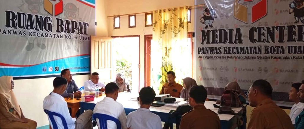Koordinator Sekretariat Bawaslu Kota Gorontalo saat melakukan supervisi di Sekretariat Panwas Kecamatan Kota Utara pada Senin (5/8)