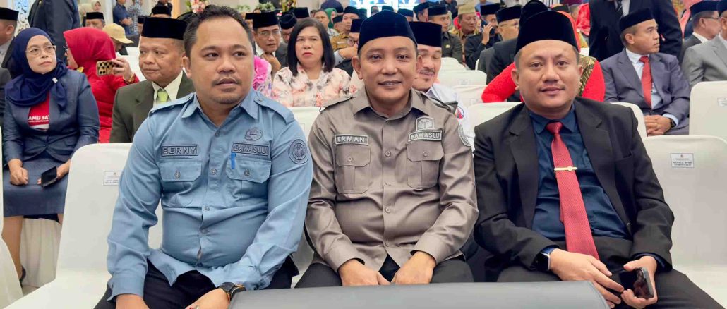 Anggota Bawaslu Kota Gorontalo koordiantor divisi Penanganan Pelanggaran & Penyelesaian Sengketa Erman Katili didampingi Koordinator Sekretariat Berny Pakaja hadiri prosesi pengambilan sumpah janji Anggota DPRD Kota Gorontalo Periode 2024-2029 bertempat di Grand Palace Convention Centre (GPCC) , Senin (12/8/2024).