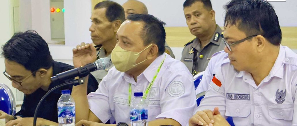 Anggota Bawaslu Kota Gorontalo (Tengah) Erman Katili saat menghadiri rapat koordinasi lintas sekotral dalam rangka persiapan pengamanan Pemilihan Kepala Daerah Kota Gorontalo Tahun 2024 bertempat di Polresta Gorontalo Kota Pada Rabu (21/8/2024)