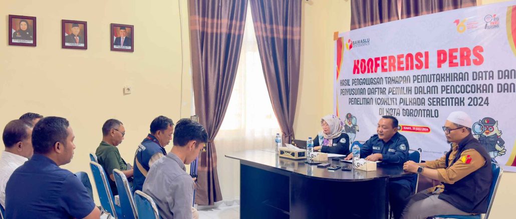Bawaslu Kota Gorontalo gelar konferensi pers hasil pengawasan pemutakhiran data dan penyusunan daftar pemilih subtahapan pencocokan dan penelitian bertempat di Kantor Bawaslu Kota Gorontalo pada Kamis (25/7).