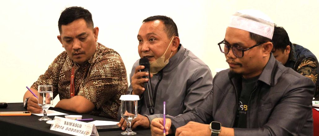 Anggota Bawaslu Kota Gorontalo Erman Katili (Tengah) saat menyampaikan hasil pengawasan dan tindaklanjut saran perbaikan Bawaslu Kota Gorontalo pada tahapan Verifikasi faktual kedua, Fox Hotel (10/8/2024)
