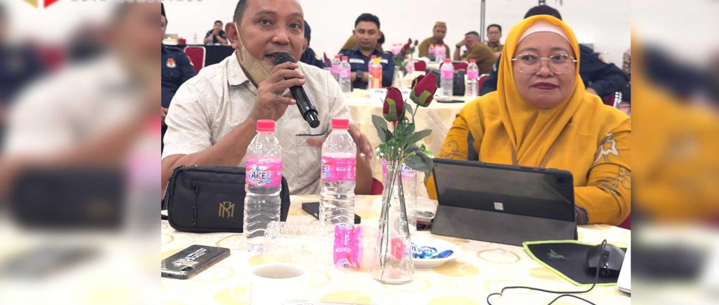 Anggota Bawaslu Kota Gorontalo Herlina Antu dan Katili lakukan pengawasan melekat tahapan rekapitulasi dan penetapan daftar pemilih sementara (DPS) pada Pemilihan serentak 2024 bertempat di Hotel Fox Kota Gorontalo, Minggu (11/8/2024).