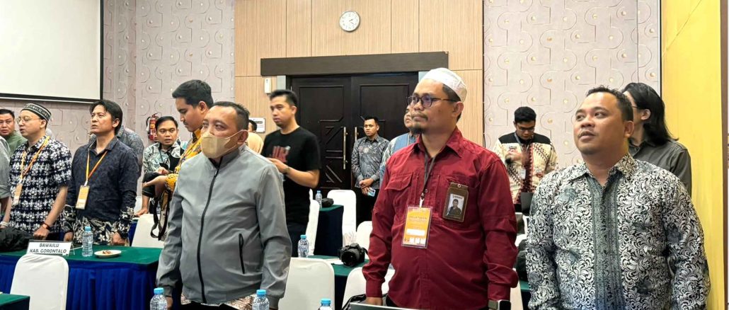 Kota Gorontalo-Plh Ketua Bawaslu Kota Gorontalo Erman Katili, Koordinator Sekretariat Bawaslu Kota Gorontalo Berny Pakaja dan staf Sekretariat Bawaslu Kota Gorontalo ikuti kegiatan pelatihan tata naskah dinas, kearsipan serta Kehumasan di lingkungan Bawaslu Provinsi dan Bawaslu Kabupaten/Kota se-Provinsi Gorontalo bertempat di Grandq Hotel Kota Gorontalo pada (9/8/2024)
