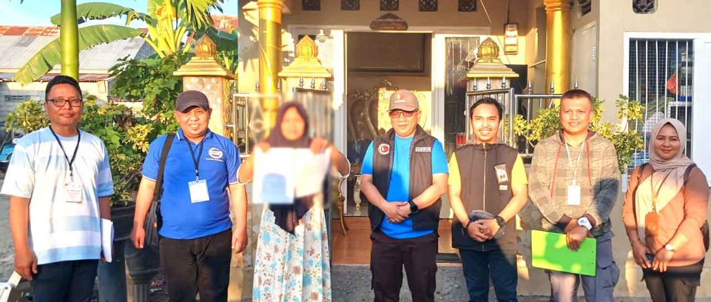 Ketua Bawaslu Kota Gorontalo Sukrin Saleh taib bersama tim fasilitasi pengawasan pencalonan saat melakukan monitoring pengawasan tahapan verifikasi faktual pada Minggu (30/6)