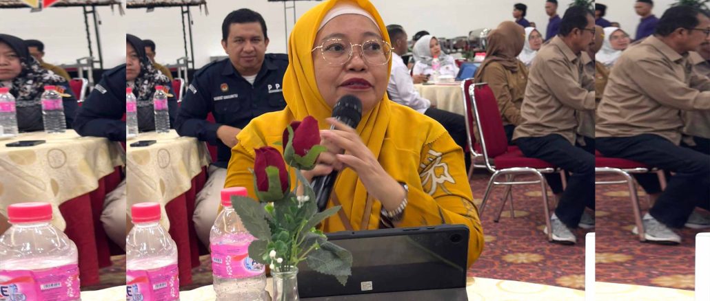 Anggota Bawaslu Kota Gorontalo Herlina Antu saat menghadiri tahapan rapat pleno terbuka rekapitulasi dan penetapan daftar pemilih sementara (DPS) pada Pemilihan serentak 2024 yang diselenggarakan oleh KPU Kota Gorontalo bertempat di Hotel Fox Kota Gorontalo, Minggu (11/8/2024).