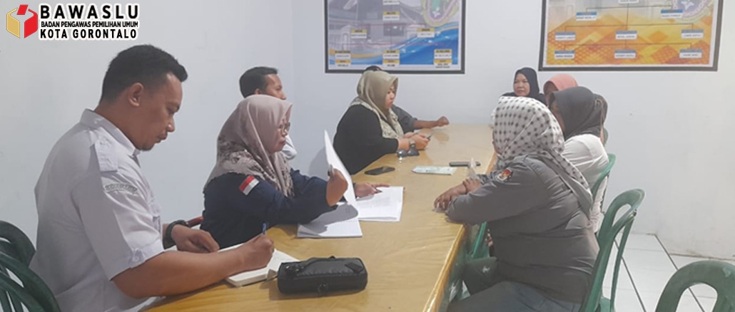 PASTIKAN PENGAWASAN PINDAH MEMILIH SESUAI PEDOMAN, HERLINA LAKUKAN SUPERVISI KE PANWASLU KECAMATAN