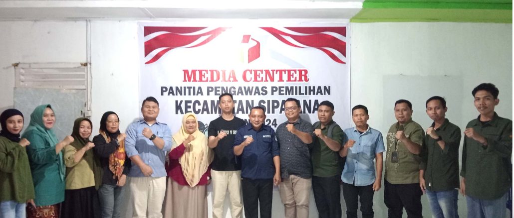 Foto Bersama Anggota Bawaslu Kota Gorontalo Erman Katili (Tengah) dengan Jajaran Panwas Kecamatan Sipatana serta Panwas Kelurahan se-Kecamatan Sipatana pada Kamis (8/8) Kota Gorontalo-Isu krusial terkait pemilih ti