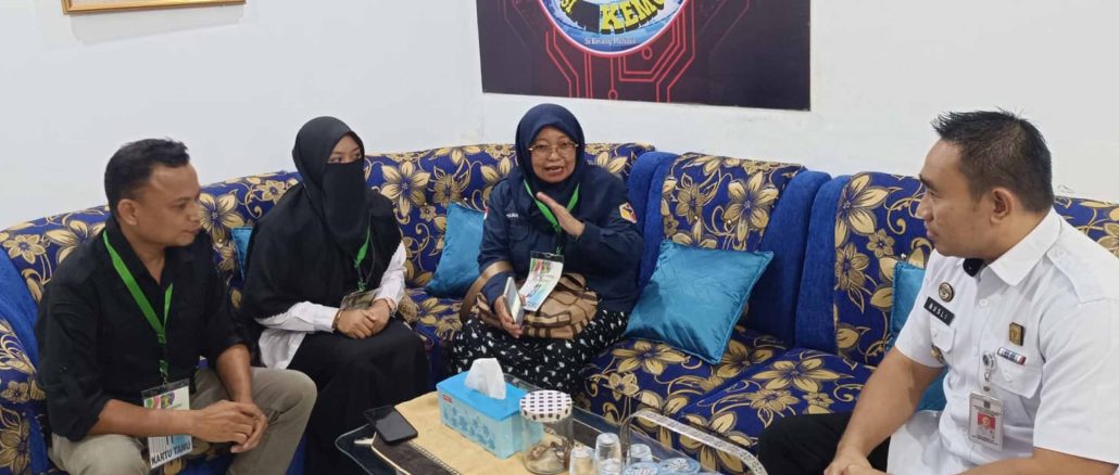 Anggota Bawaslu Kota Gorontalo Herlina Antu saat mengunjungi salah satu Lapas yang ada di Gorontalo, (Rabu (31/7)