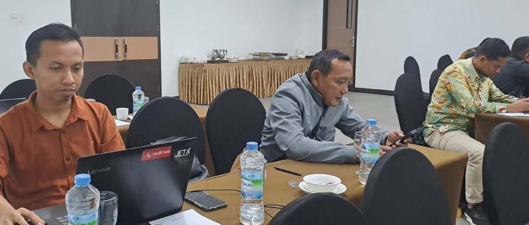 Anggota Bawaslu Kota Gorontalo Erman Katili dan staf Mohamad Fahmi Kasim ikuti kegiatan Rapat Kerja Strategi Penanganan Pelanggaran Pemilihan Tahun 2024 Wilayah Sulawesi, Nusa Tenggara, Bali dan Maluku yang diselenggarakan oleh Bawaslu RI di Kendari (Sulawesi Tenggara) pada Senin (15/07/2024)