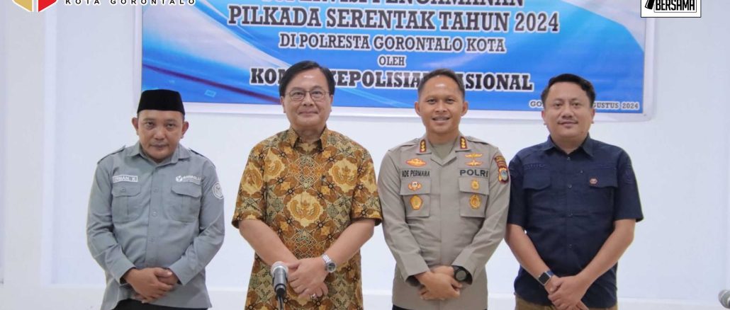 Foto Bersama Anggota Bawaslu Kota Gorontalo Erman katili bersama Anggota Kompolnas Benny Jozua Mamoto, Kapolresta Gorontalo Kota Ade Permana dan Ketua KPU Kota Gorontalo Mario S. Nurkamiden bertempat di Kantor Polresta Gorontalo Kota, Selasa (13/8/2024)