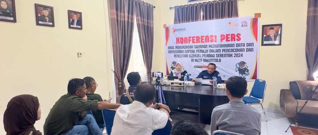 Anggota Kota Gorontalo Erman Katili, Anggota Bawaslu Kota Gorontalo Herlina Antu gelar konferensi pers hasil pengawasan tahapan pemutakhiran data dan penyusunan daftar pemilih subtahapan pencocokan dan penelitian (Coklit) dalam Pemilihan Serentak Tahun 2024 bertempat di Kantor Bawaslu Kota Gorontalo pada Kamis (25/7/2024)