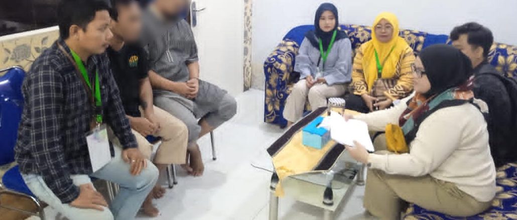 Anggota Bawaslu Kota Gorontalo Herlina Antu (jiilbab kuning) bersama jajaran panwas Kecamatan Kota Timur saat melakukan pengawasan langsung tahapan verifikasi faktual bertempat di Lapas Kelas IIA pada Kamis (4/7/2024)