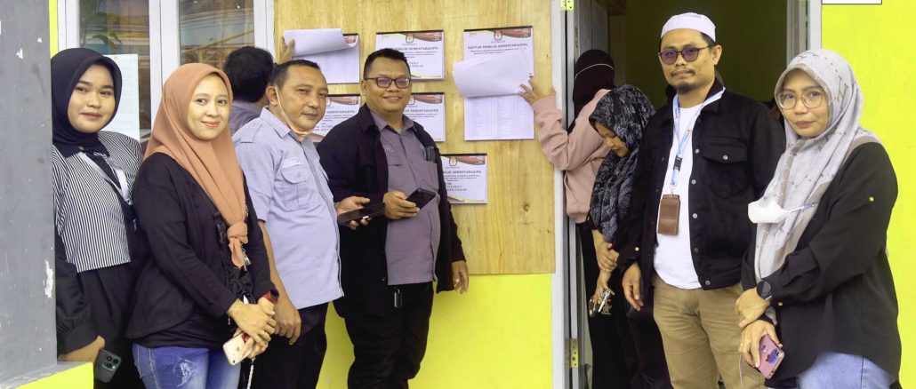 Anggota Bawaslu Kota Gorontalo Erman Katili bersama tim saat melakukan monitoring pengawasan Panwascam dan Panwas Kelurahan di tempat pengumuman DPS Kelurahan Pulubala Kecamatan Kota Tenga, Selasa (20/8/2024)