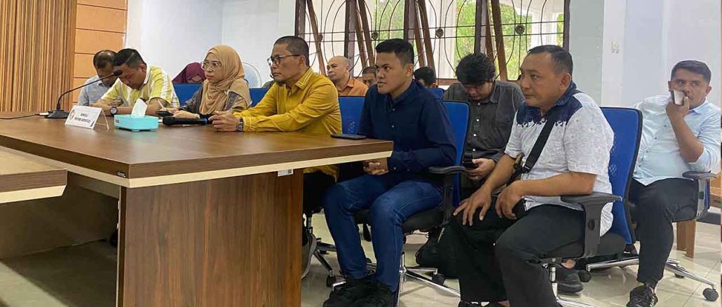 Anggota Bawaslu Kota Gorontalo Erman katili (foto ujung kiri gambar) saat melakukan koordinasi bersama PTTUN Manado yang juga dihadiri oleh unsur pimpinan Bawaslu Provinsi Gorontalo dan Bawaslu Kabupaten/Kota se-Provinsi Gorontalo pada Jumat (28/6) bertempat di Kantor PTUN Manado