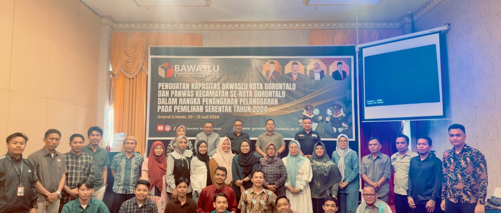 Foto bersama Penutupan kegiatan penguatan kapasitas penanganan pelanggaran bagi Panwas kecamatan se-Kota Gorontalo bertempat di Grand-Q Hotel Kota Gorontalo pada Minggu (21/7).
