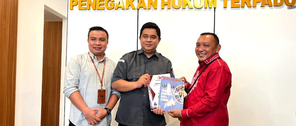 Anggota Bawaslu Kota Gorontalo Erman Katili (Kiri foto) didampingi Staf pelaksana Ikbal Arbie (Kanan Foto) menyerahkan laporan penanganan pelanggaran Pemilu bertempat di Kantor Bawaslu RI pada Senin (1/7/2024)