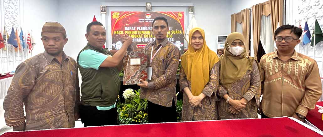 Terima Berita Acara Model D.HASIL KABKO Perolehan Suara, Sukrin Apresiasi Seluruh Pihak Pada Rekapitulasi Tingkat Kota Gorontalo