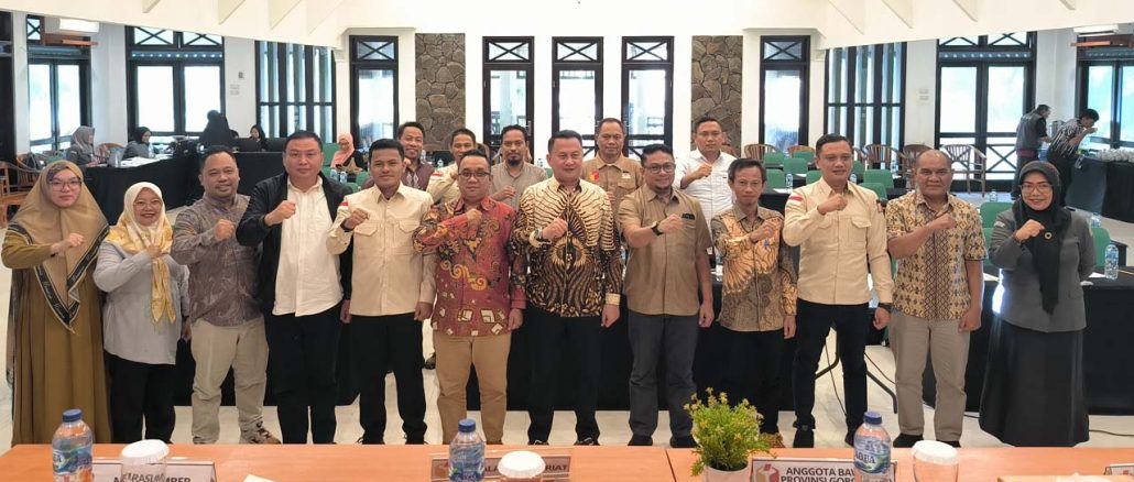 Foto bersama Bawaslu Provinsi dan Bawaslu Kabupaten/Kota se-Provinsi Gorontalo dalam kegiatan rapat penguatan kelembagaan bertempat di Villa Kencana Boalemo pada Senin (8/7)