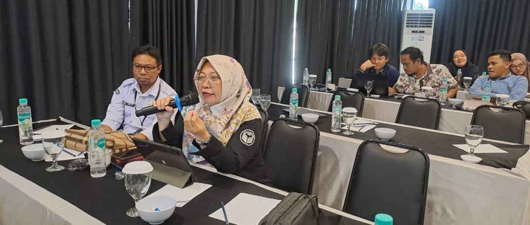 Anggota Bawaslu Kota Gorontalo Herlina Antu sampaikan hasil pengawasan yang ditemukan di lapangan, pada pelaksanaan kegiatan yang diselenggarakan oleh KPU Provinsi Gorontalo bertempat di Oceana resort Kota Gorontalo, Kamis 25/07/2024