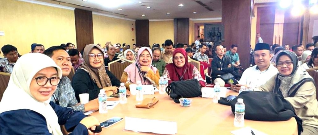 Anggota Bawaslu Kota Gorontalo Herlina Antu (Tengah) saat menghadiri kegiatan rakornas evaluasi kehumasan bertempat di Jakarta pada Senin (1/7)