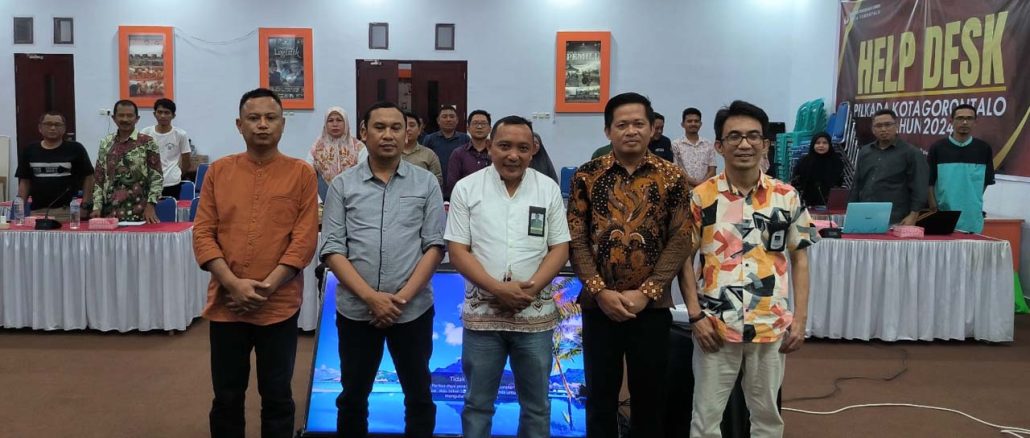 Foto bersama Anggota Bawaslu Kota Gorontalo dan jajaran KPU Kota Gorontalo pada kegiatan rapat koordinasi persiapan pelaksanaan rekapitulasi hasil verifikasi factual (Verfak) dokumen syarat dukungan bakal calon perseorangan Walikota dan Wakil Walikota Kota Gorontalo di tingkat Kecamatan se-Kota Gorontalo bertempat di Kantor KPU Kota Gorontalo pada Jumat (5/7)