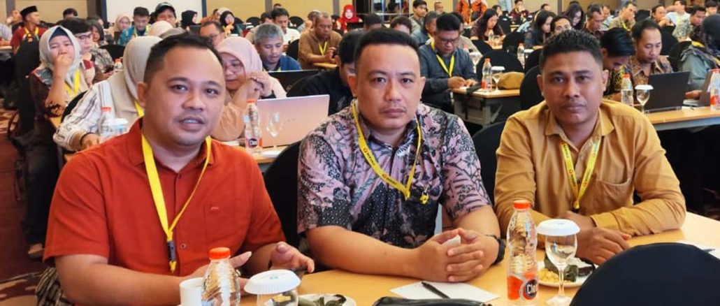 Koordinator Sekretariat Bawaslu Kota Gorontalo Berny Pakaja (Kanan Foto) dan staf pelaksana Boby Saipi dan Rofiudin Jr Tilome saat mengikuti kegiatan Rapat Integrasi dan verifikasi data pengawas pemilu adhoc untuk pemilihan tahun 2024 gelombang II bdertempat di Wyndham Hotel Surabaya pada Kamis (4/7/2024