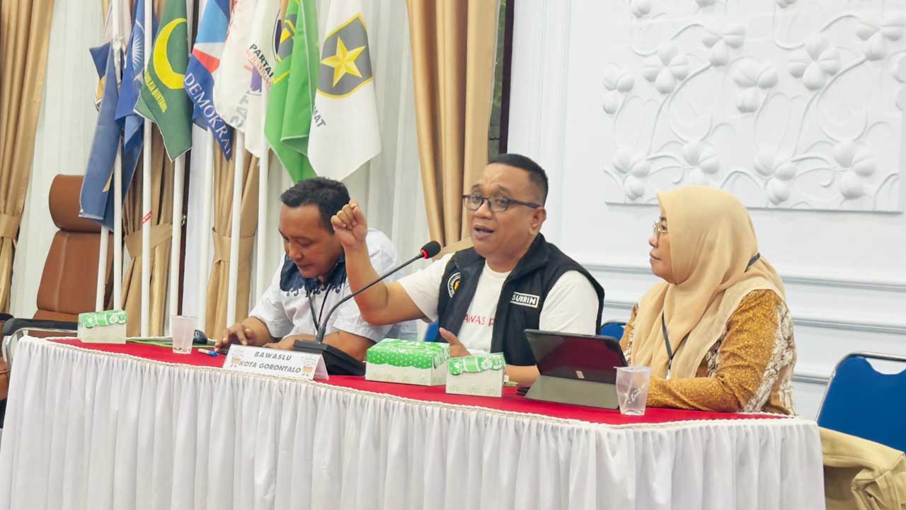 Bawaslu Kota Gorontalo Awasi Ketat Rapat Rekapitulasi Hasil Verifikasi Administrasi Syarat Dukungan Bapaslon