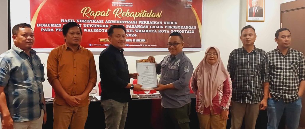 Bawaslu Kota Gorontalo melalui komisionernya Sukrin Saleh Taib, dan Anggota Bawaslu Kota Gorontalo Herlina Antu saat menerima Berita Acara rekapitulasi hasil verifikasi administrasi perbaikan kedua dokumen syarat dukungan bakal pasangan calon perseorangan pada Pemilihan Walikota dan Wakil Walikota Kota Gorontalo, bertempat di Aston Hotel Kota Gorontalo pada Sabtu (27/7)  