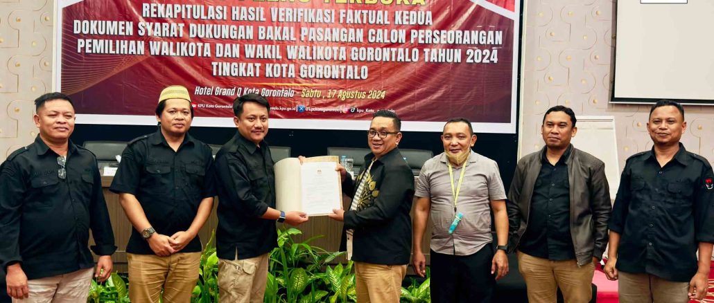 Penyerahan Berita Acara oleh Ketua KPU Kota Gorontalo kepada Ketua Bawaslu Kota Gorontalo bertempat di Grand-Q Hotel Kota Gorontalo