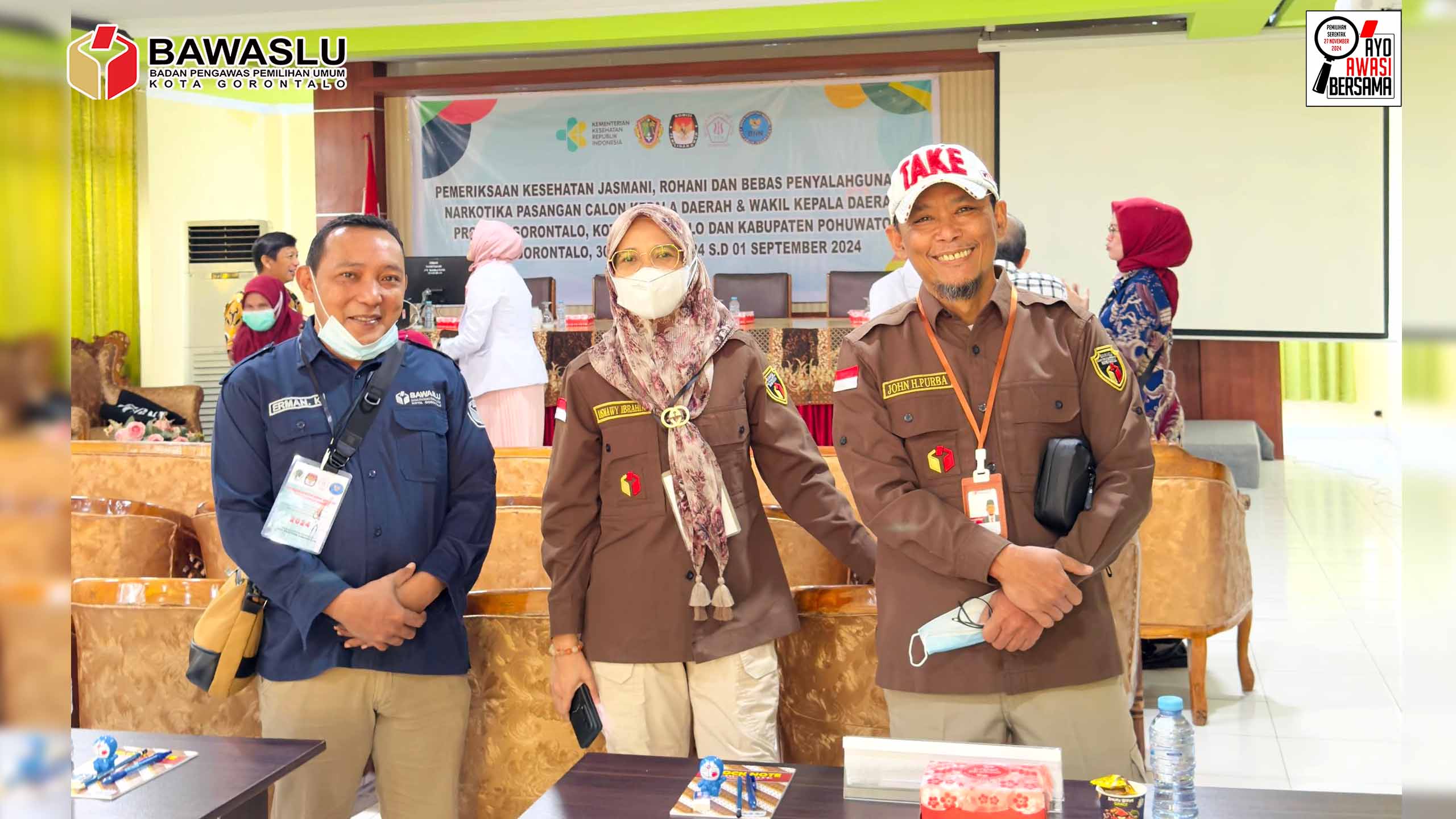 Anggota Bawaslu Kota Gorontalo Erman Katili (Kanan Foto) bersama Bawaslu Provinsi Gorontalo saat melakukan pengawasan tahapan pemeriksaan kesehatan bagi bakal pasangan calon kepala daerah serentak tahun 2024 bertempat di R.S Aloe Saboe Kota Gorontalo, (31/8/2024)