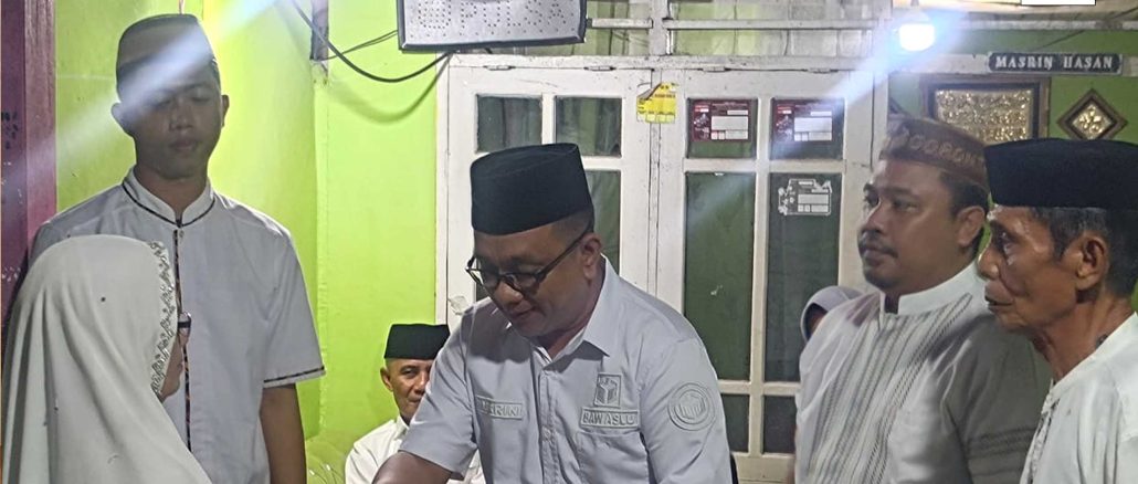 Ketua Bawaslu Kota Gorontalo Sukrin Saleh Taib saat menyerahkan Santuan Kematian pada ahli waris panwas Kelurahan Bulotadaa Timur Almarhumah Linda Biludi. bertempat di rumah duka Jl. Balkin Kelurahan Molosipat U Kecamatan Sipatana, Kamis, (15/8/2024).