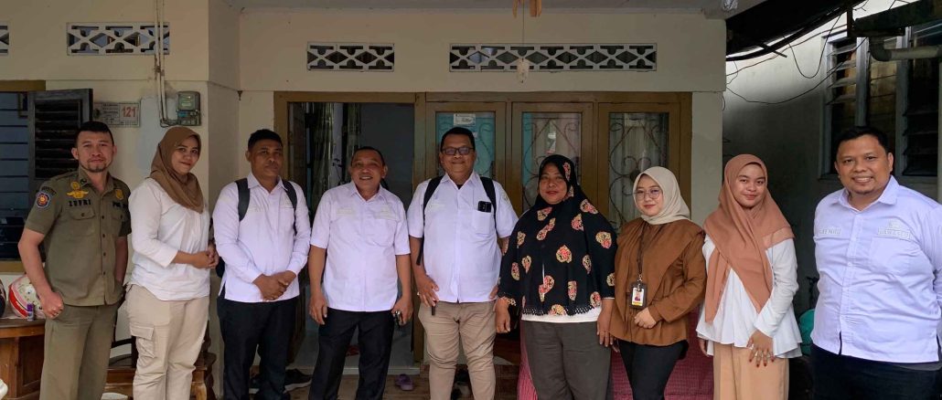 Anggota Bawaslu Kota Gorontalo Erman Katili saat melakukan supervisi di panwas Kecamatan Kota Selatan terkait dengan pengawasan rekap DPHP tingkat Kecamatan pada Rabu (7/8)